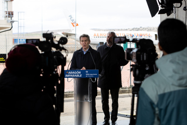 El presidente del Partido Popular, Alberto Núñez Feijóo, y el presidente de la Comunidad Autónoma y candidato a la reelección, Jorge Azcón, durante una rueda de prensa, en el Aeropuerto de Teruel, a 3 de febrero de 2026, en Teruel, Aragón (España).
