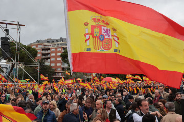 Archivo - Una bandera de España gigante durante una manifestación bajo el lema, 'Defendamos la unidad’, en la Plaza de Colón de Madrid, a 29 de octubre de 2023, en Madrid (España).