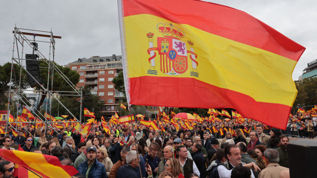 Archivo - Una bandera de España gigante durante una manifestación bajo el lema, 'Defendamos la unidad’, en la Plaza de Colón de Madrid, a 29 de octubre de 2023, en Madrid (España).
