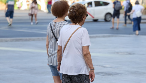 Archivo - Mujeres pensionistas paseando por una calle de Madrid