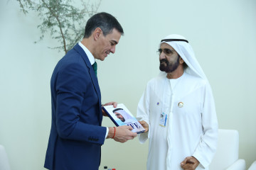 El presidente del Gobierno, Pedro Sanchez (i), durante la reunión anual del World Government Summit, a 3 de febrero de 2026, en Dubái (Emiratos Árabes Unidos).