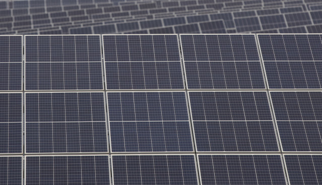 Archivo - Paneles solares de la planta Andévalo de Iberdrola, primer proyecto fotovoltaico de la compañía en Andalucía. En Puebla de Guzmán (Huelva, Andalucía, España), a 30 de septiembre de 2020.