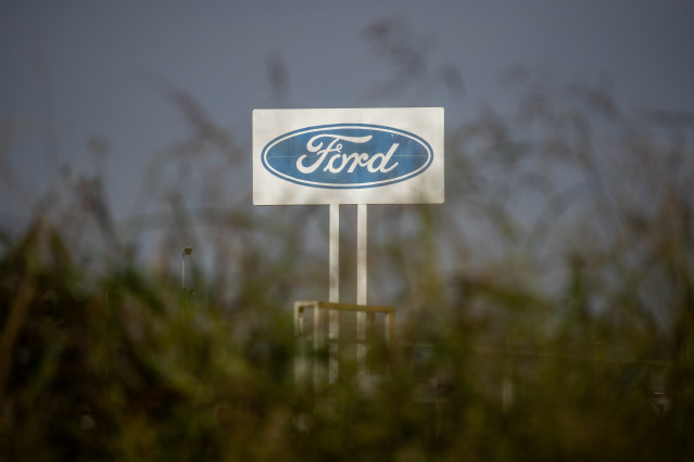 Archivo - Cartel de la fábrica Ford Almussafes