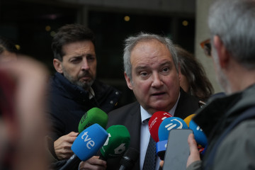 El ministro de Industria y Turismo, Jordi Hereu, atiende a los medios a su llegada al VIII Congreso Nacional de Industria, en el Palacio Euskalduna, a 4 de febrero de 2026, en Bilbao.