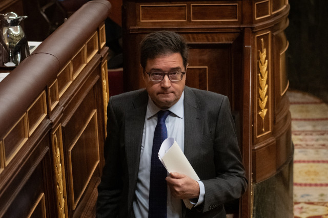 Archivo - El ministro para la Transformación Digital, Óscar López, durante una sesión plenaria en el Congreso, a 11 de diciembre de 2025, en Madrid (España).