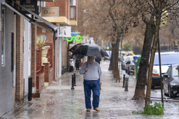 Imágenes de transeúntes por calles de Granada