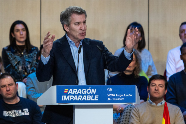 El presidente del Partido Popular, Alberto Núñez Feijóo, interviene durante la clausura de un mitin en el Centro Sociocultural de San Julián, a 3 de febrero de 2026, en Teruel, Aragón (España).