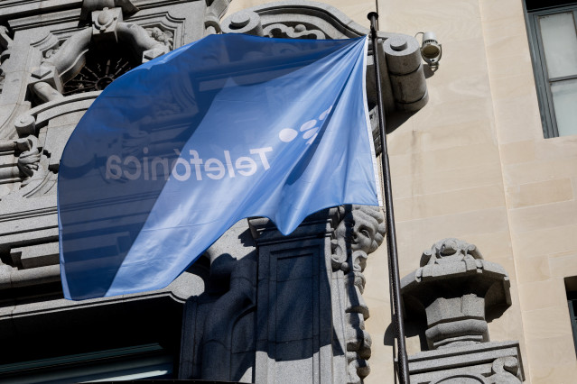 Archivo - Fachada del edificio de Telefónica en la Gran Vía, a 28 de noviembre de 2025, en Madrid (España).