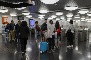 Archivo - Varias personas en la estación de Renfe y Metro 'La Sagrera', a 12 de mayo de 2024, en Barcelona, Catalunya (España).