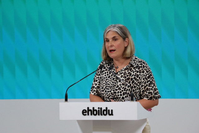 Archivo - La secretaria de Programa de EH Bildu y portavoz parlamentaria, Nerea Kortajarena, en una rueda de prensa en San Sebastián