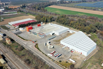 Archivo - Vista aérea de la planta de producción y almacenes del Grupo Gallo en El Carpio.