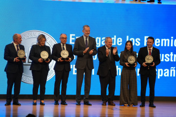 El Rey Felipe VI y el ministro de Industria y Turismo, Jordi Hereu, durante la entrega de los Premios Nacionales de Industria ‘Bien hecho en España’, en el Palacio Euskalduna, a 4 de febrero de 2