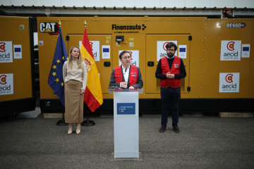 El ministro de Asuntos Exteriores, Unión Europea y Cooperación, José Manuel Albares (c), acompañado del director de AECID, Antón Leis García (d), entrega varios generadores de gran potencia a la