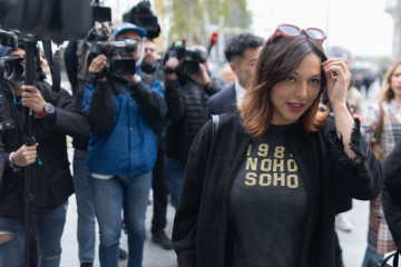 Archivo - La actriz Elisa Mouliaá llega a los Juzgados de Plaza de Castilla para entregar su teléfono móvil a fin de que la Policía Nacional pueda analizar las conversaciones que mantuvieron, a 11