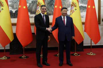 Archivo - El presidente del Gobierno de España, Pedro Sánchez (i) y el presidente de la República Popular China, Xi Jinping (d), en abril de 2025