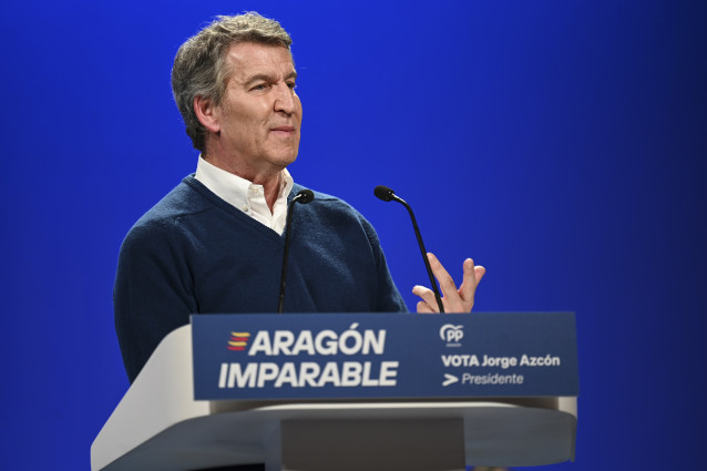 El presidente del PP, Alberto Núñez Feijóo, interviene en un mitin durante la campaña electoral del 8-F en Aragón, a 4 de febrero de 2026, en Huesca, Aragón (España).