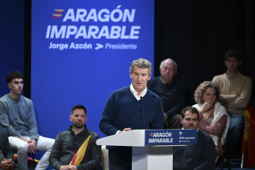 El presidente del PP, Alberto Núñez Feijóo, interviene en un mitin durante la campaña electoral del 8-F en Aragón, a 4 de febrero de 2026, en Huesca, Aragón (España).