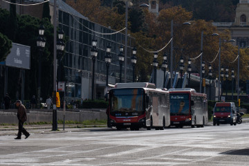 Archivo - Dos autobuses, a 13 de diciembre de 2024, en Barcelona, Catalunya (España).
