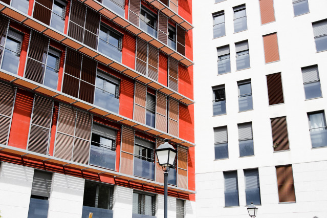 Archivo - Dos edificios en el distrito de Embajadores, a 14 de abril de 2023, en Madrid (España).