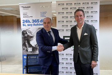 El presidente de ATA, Lorenzo Amor (izda), y el director general de Banca de Empresas y Red de Banco Sabadell, Carlos Ventura (dcha), en la firma de la renovación de su convenio de colaboración