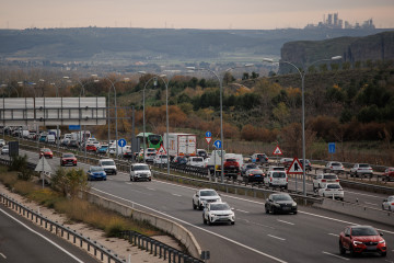 Archivo - Varios coches circulan por la autovía A3