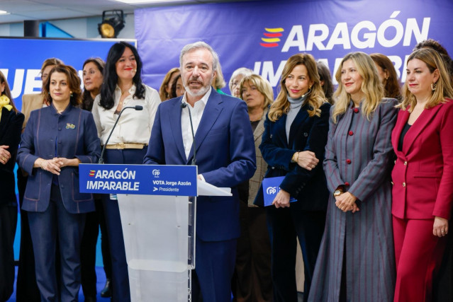 El candidato del PP a la Presidencia de Aragón, Jorge Azcón, en un acto con mujeres en la sede de los 'populares' en Zaragoza.