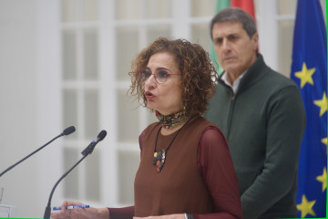 La vicepresidenta primera del Gobierno y ministra de Hacienda, María Jesús Montero, atiende a los medios de comunicación tras haber mantenido una reunión con el delegado del Gobierno en Andalucía