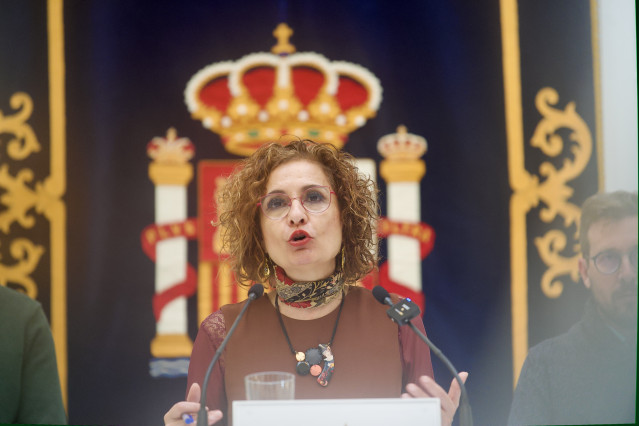 La vicepresidenta primera del Gobierno y ministra de Hacienda, María Jesús Montero, atiende a los medios de comunicación tras haber mantenido una reunión con el delegado del Gobierno en Andalucía, Pedro Fernández, para analizar los efectos de la borrasca