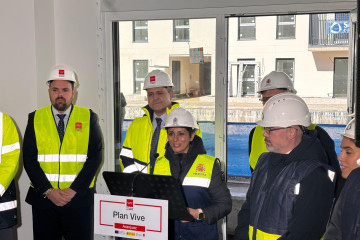 La ministra de Vivienda y Agenda Urbana, Isabel Rodríguez, junto al consejero de Vivienda, Transportes e Infraestructuras de la Comunidad de Madrid, Jorge Rodrigo, en las obras de una promoción de v