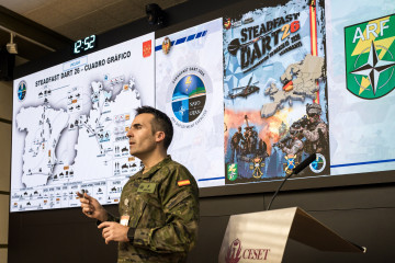 El Comandante Pedro Soriano Morales del Ejercito de Tierra durante la rueda de prensa sobre la participación del Ejército de Tierra en el ejercicio Steadfast Dart 26, a 5 de febrero de 2026, en Madr