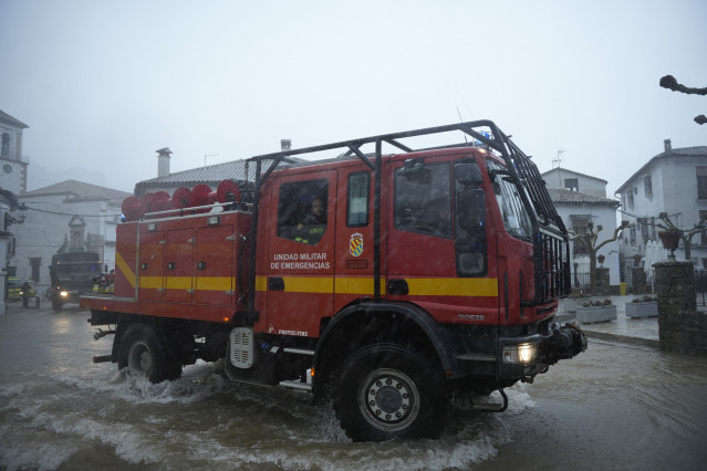 Miembros de la UME trabajan en labores de achique de agua en calles y vivendas de la localidad gaditana de Grazalema inundadas tras el paso de la borrasca Leonardo. A 4 de febrero de 2026, en Grazalema, Cádiz (Andalucía, España). La Unidad Militar de Emer