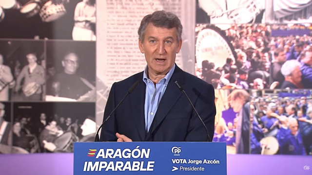 Alberto Núñez Feijóo ha ofrecido una rueda de prensa en el Centro de Interpretación de la Semana Santa de Calanda (Teruel).