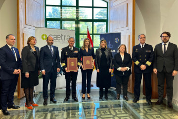 La consejera de Empresa, Empleo y Economía Social, Marisa López Aragón y el almirante jefe del Arsenal de Cartagena, Alejandro Cuerda, junto con el resto de autoridades, tras la firma del convenio