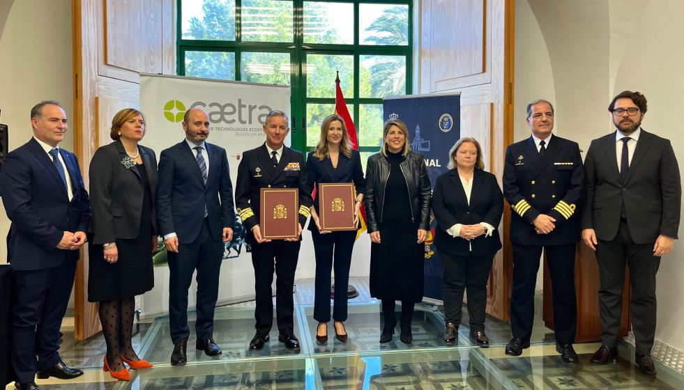 La consejera de Empresa, Empleo y Economía Social, Marisa López Aragón y el almirante jefe del Arsenal de Cartagena, Alejandro Cuerda, junto con el resto de autoridades, tras la firma del convenio