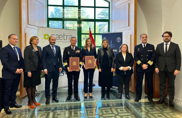La consejera de Empresa, Empleo y Economía Social, Marisa López Aragón y el almirante jefe del Arsenal de Cartagena, Alejandro Cuerda, junto con el resto de autoridades, tras la firma del convenio