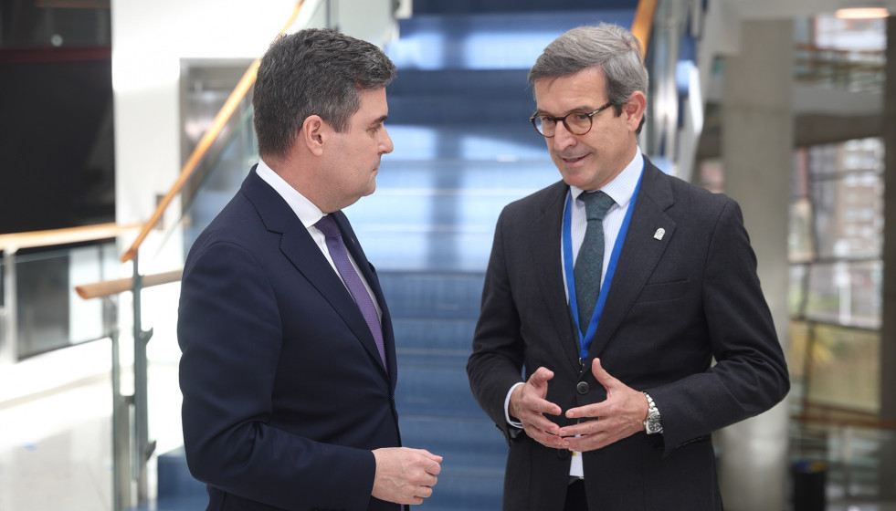 Los consejeros de Industria, Energía y Minas de la Junta de Andalucía, Jorge Paradela, y de Industria, Transición Energética y Sostenibilidad del Gobierno Vasco, Mikel Jauregi, en una reunión de 