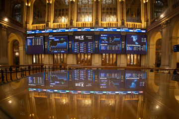 Archivo - Paneles del Ibex, en el Palacio de la Bolsa de Madrid, en Madrid (España)