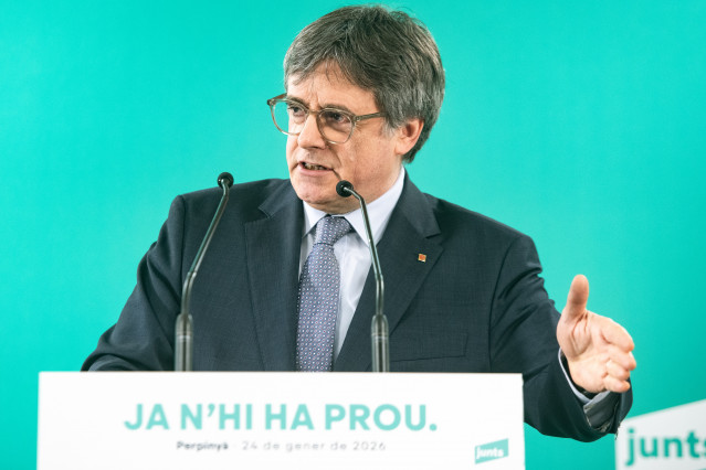 El presidente de Junts per Catalunya, Carles Puigdemont (C), ofrece declaraciones a los medios, a 24 de enero de 2026, en Perpiñán (Francia).