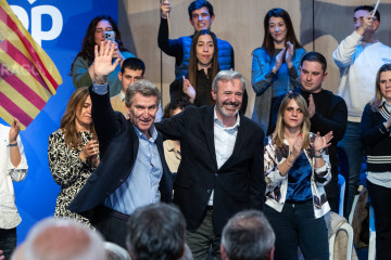 El presidente del PP, Alberto Núñez Feijóo (i) y el presidente del Gobierno de Aragón y candidato a la reelección, Jorge Azcón (d), en la clausura de un mitin en el Centro Sociocultural de San J