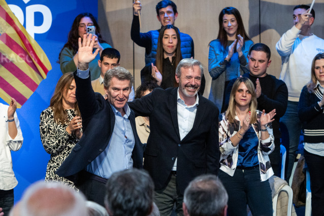 El presidente del PP, Alberto Núñez Feijóo (i) y el presidente del Gobierno de Aragón y candidato a la reelección, Jorge Azcón (d), en la clausura de un mitin en el Centro Sociocultural de San Julián, a 3 de febrero de 2026, en Teruel, Aragón (España).