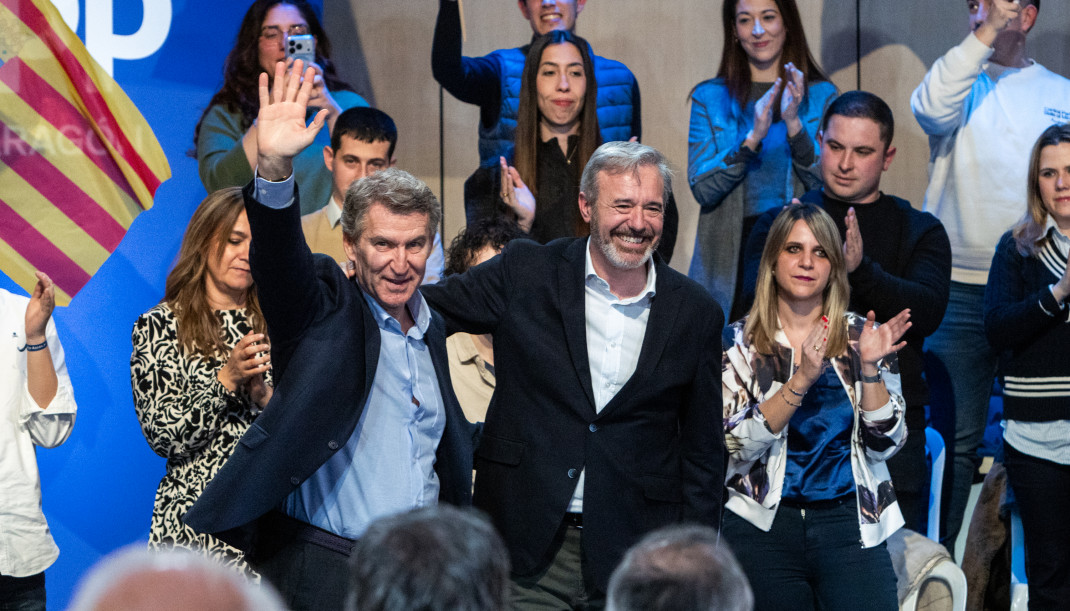 El presidente del PP, Alberto Núñez Feijóo (i) y el presidente del Gobierno de Aragón y candidato a la reelección, Jorge Azcón (d), en la clausura de un mitin en el Centro Sociocultural de San J