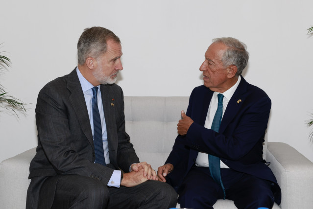 Archivo - El Rey Felipe VI saluda al presidente de Portugal, Marcelo Rebelo de Sousa, durante la presentación del Programa Iberoamericano de Discapacidad (PID) en el Hotel Oro Verde, a 14 de noviembre de 2024, en Cuenca (Ecuador).