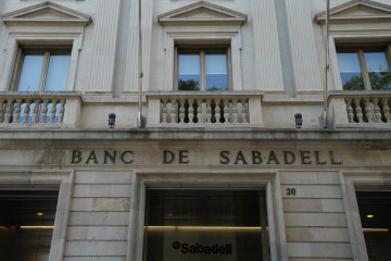 Archivo - Fachada de la sede histórica del Banc Sabadell.