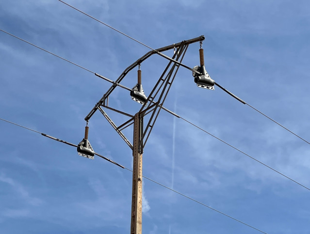 Archivo - Tendido eléctrico protegido