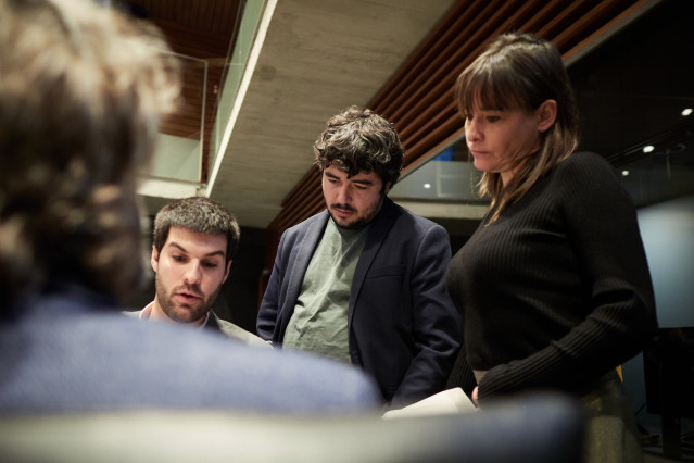 Archivo - La vicepresidenta tercera del Gobierno de Navarra y consejera de Vivienda, Juventud y Políticas Migratorias, Begoña Alfaro, con los parlamentarios de Contigo-Zurekin Carlos Guzmán, Miguel Garrido y Daniel López.