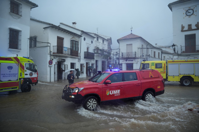 Miembros de la UME trabajan en labores de achique de agua en calles y vivendas de la localidad gaditana de Grazalema inundadas tras el paso de la borrasca Leonardo.