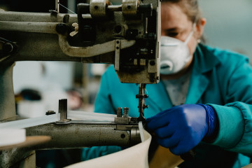 Archivo - Una trabajadora de la fábrica de Calzados Pitillos en Arnedo (La Rioja)
