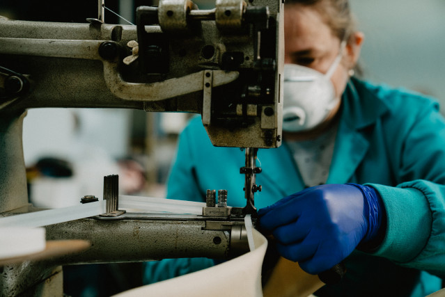 Archivo - Una trabajadora de la fábrica de Calzados Pitillos en Arnedo (La Rioja)