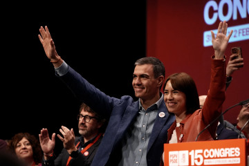 Archivo - El secretario general del PSOE y presidente del Gobierno, Pedro Sánchez, y la secretaria general del PSPV-PSOE y ministra de Ciencia, Innovación y Universidades, Diana Morant, en imagen de