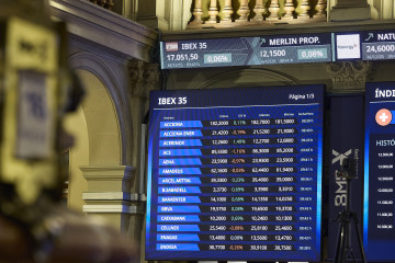 Archivo - Paneles informativos en el Palacio de la Bolsa de Madrid, a 16 de diciembre de 2025, en Madrid (España).